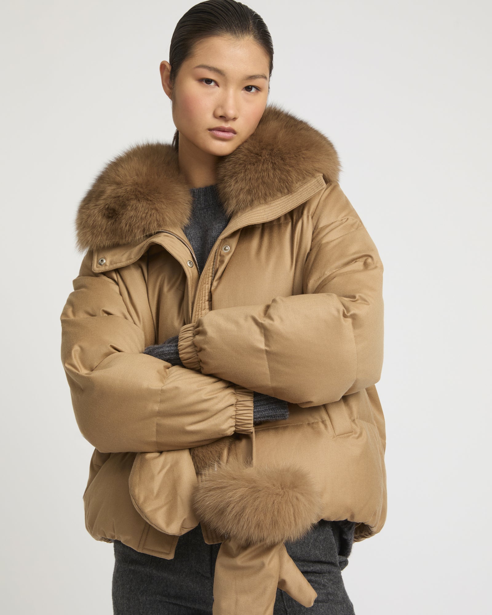Short down jacket with detachable fox fur collar and mittens