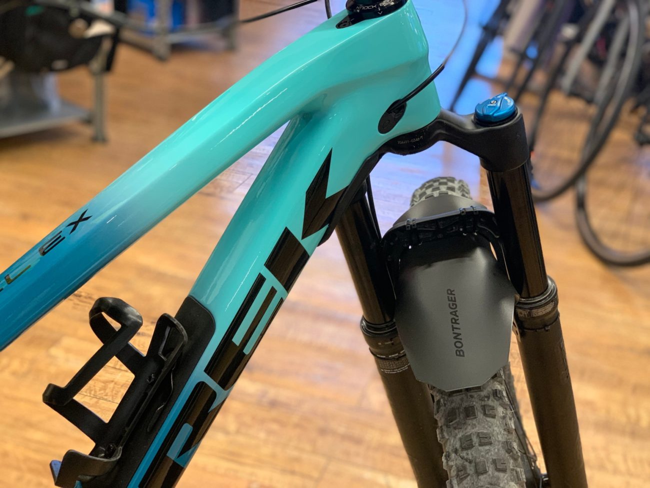 マウンテンバイクに泥ヨケを装着して、サスペンションを泥から守ろう