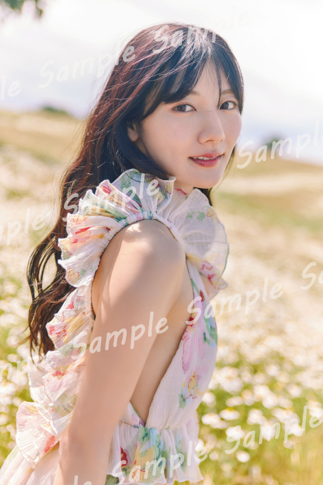 日向坂46・河田陽菜2nd写真集『テイクオフ』お花畑での1枚が“額装